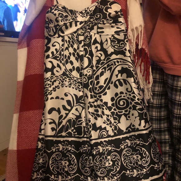 Short black and white dress - Picture 3 of 3